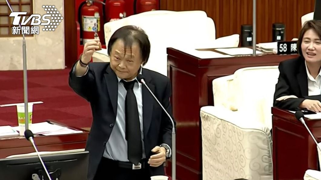 王世堅送禮了!蔣萬安質詢首秀 「螺絲起子」嗆市府拴緊螺絲