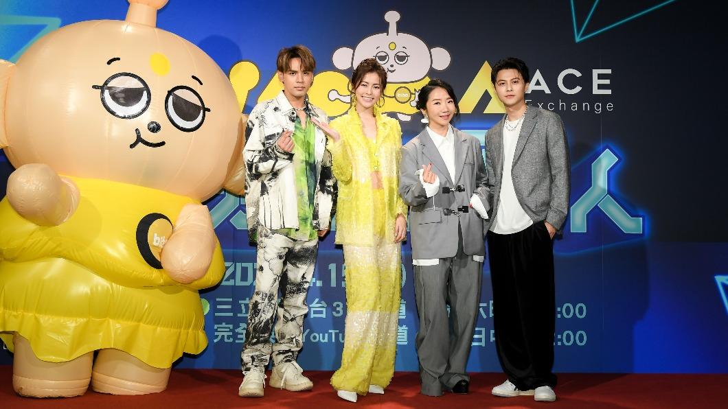 陳零九(左起)、任容萱、陶晶瑩、王子擔任節目的明星觀察員。(圖/三立提供)