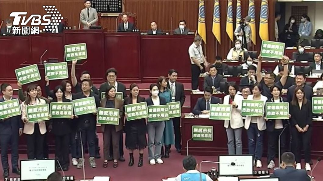 台北市長蔣萬安今(13)日赴台北市議會首度進行施政報告,同時也要接受各黨派議員質詢。(圖/TVBS)
