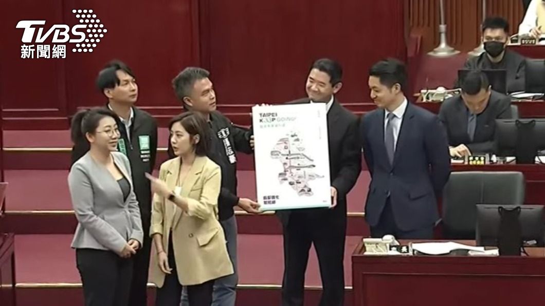 台北市長蔣萬安今(13)日赴台北市議會首度進行施政報告,同時也要接受各黨派議員質詢。(圖/TVBS)