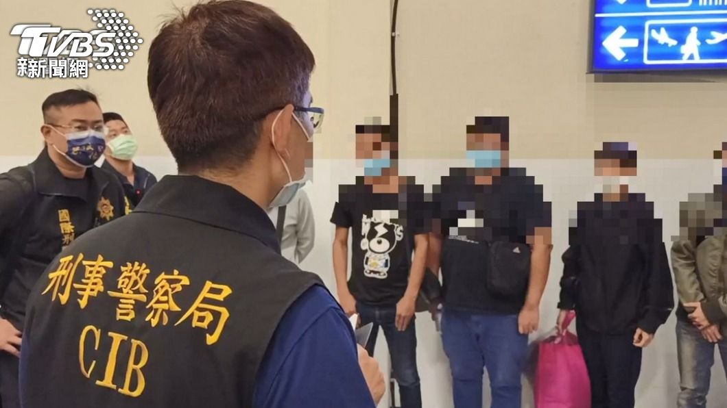 警方在機場攔阻不少受騙民眾。(圖/TVBS資料畫面)