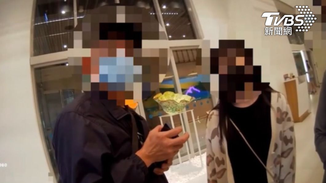 男子加入投資股票群組,已遭詐316多萬,還要再匯款遭警方攔阻。(圖/TVBS)