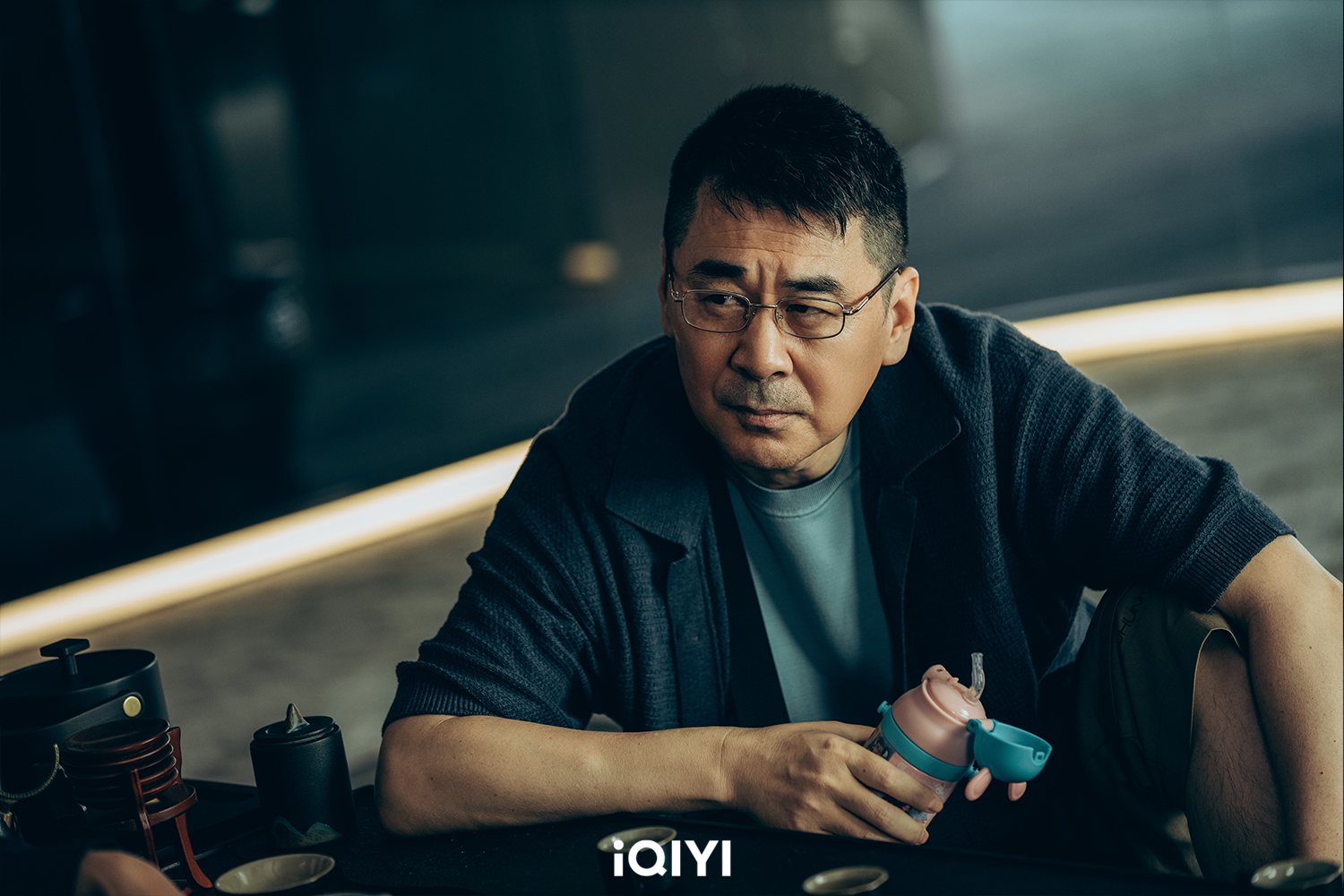 陳建斌飾演的「魏崢嶸」個性火爆，辦案能力強。（圖／愛奇藝國際站提供）