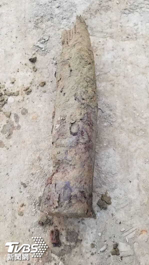 經軍方確認為木頭廢棄物,並非未爆彈。(圖/陸軍六軍團提供)