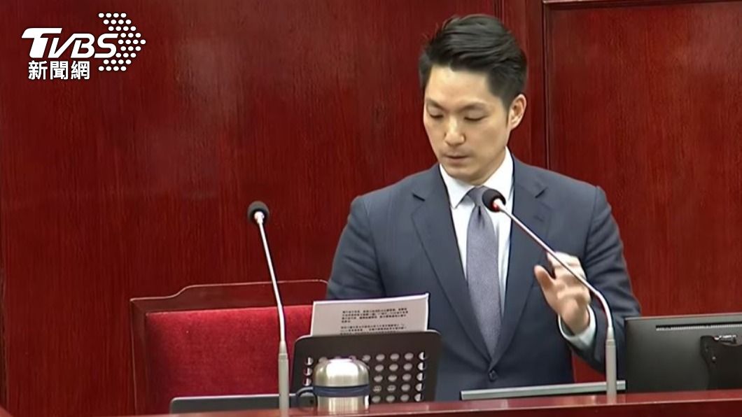 記不住？蔣萬安首次施政報告　「秘密武器」搬上台偷瞄