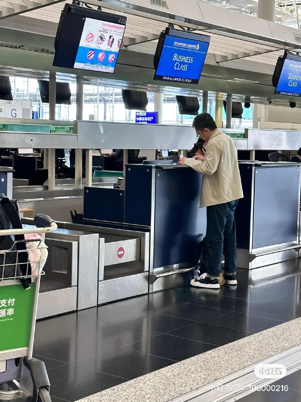 梁朝偉現身機場。(圖/翻攝自香港電影吧微博)