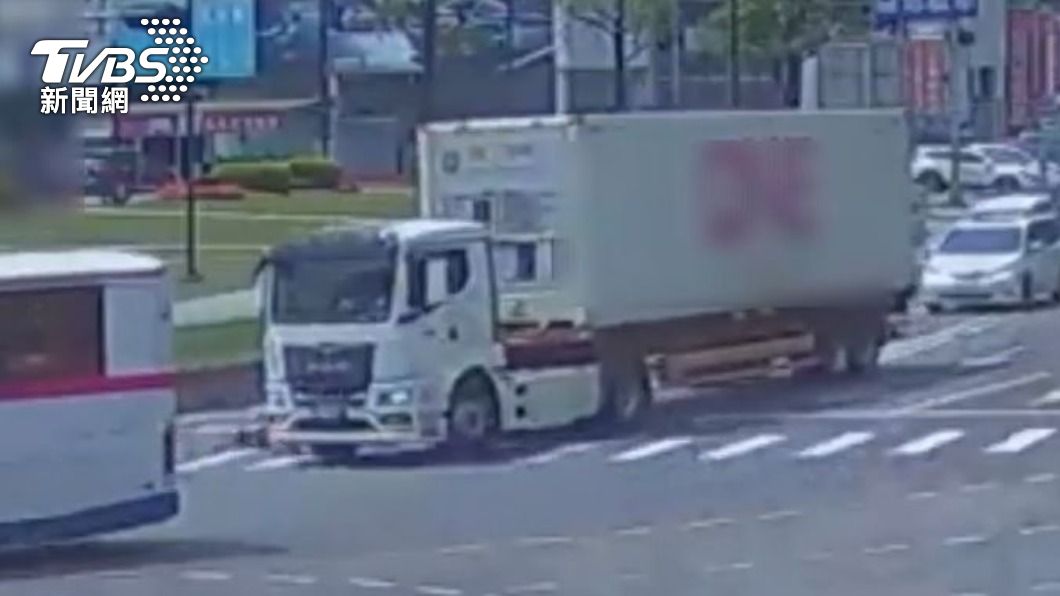 貨櫃車疑似右轉視線死角擦撞機車。(圖/TVBS)