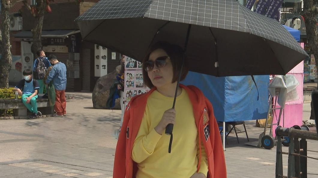 于美人熱到撐傘。(圖/中視提供)