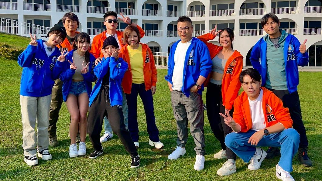 峮峮(左起)、王仁甫、熊霓、蔡黃汝、許孟哲、于美人、沈玉琳、安苡愛、許志豪、孫協志出外景。(圖/中視提供)