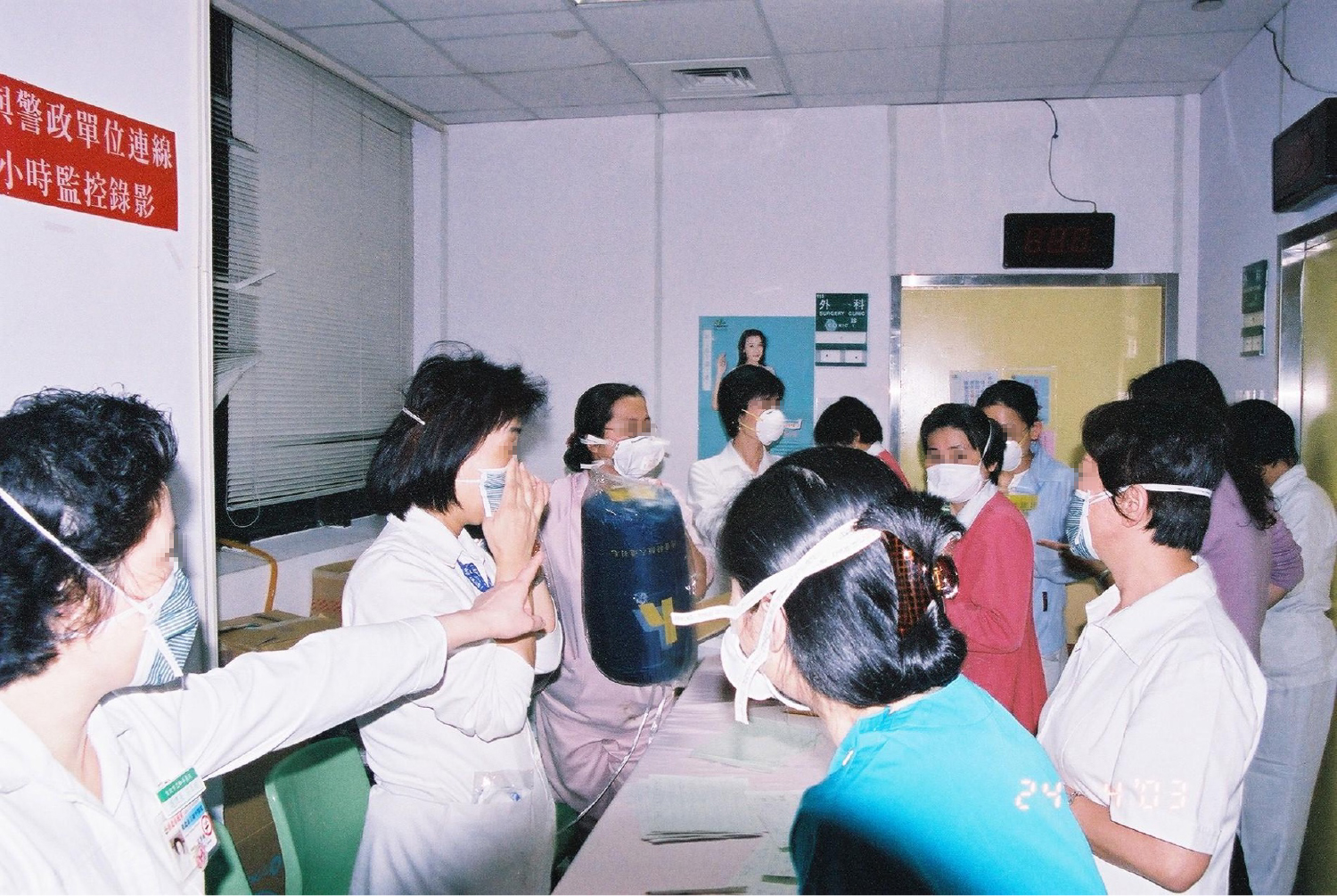 2003年和平醫院封院，發生現場人員倉皇逃竄。（圖／馬克吐溫國際影像提供）