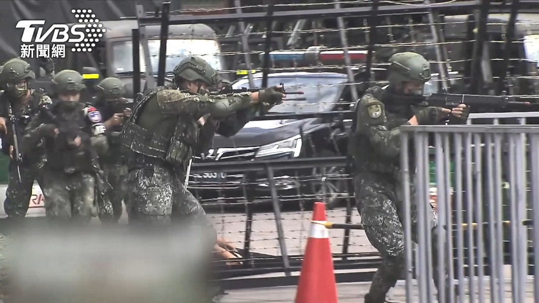 國軍抗彈板遭質疑擋不住共軍子彈，國防部表示採用世界主流標準。（圖／TVBS）