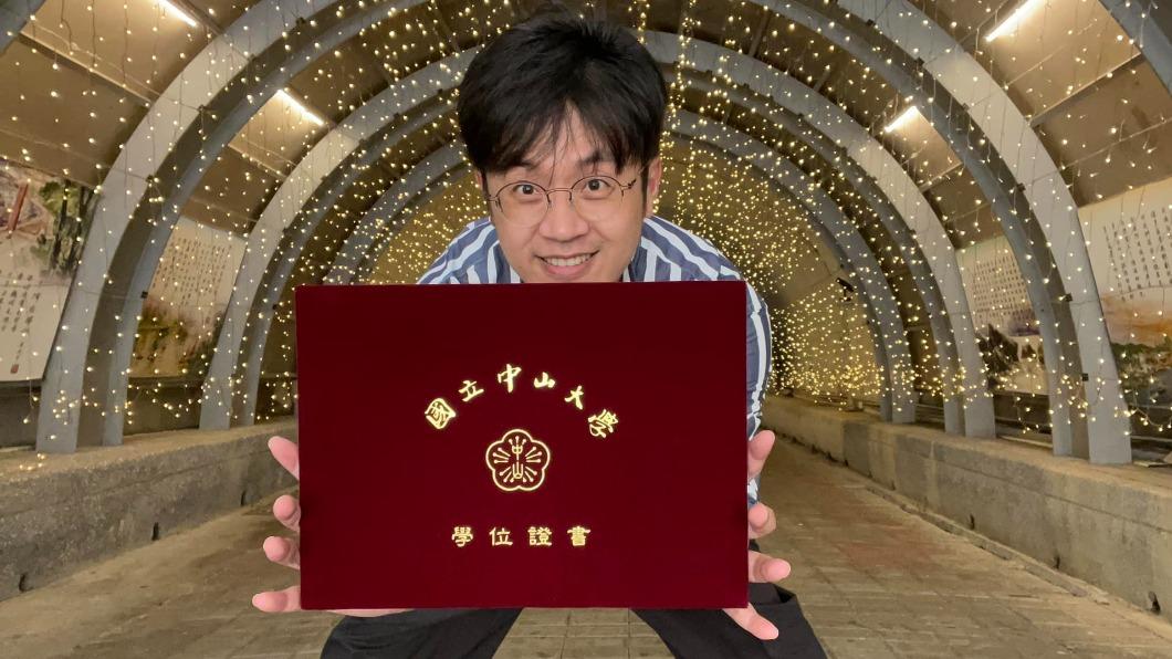焦糖哥哥畢業了!爽炸曬「證書」 公開論文連結:歡迎評價