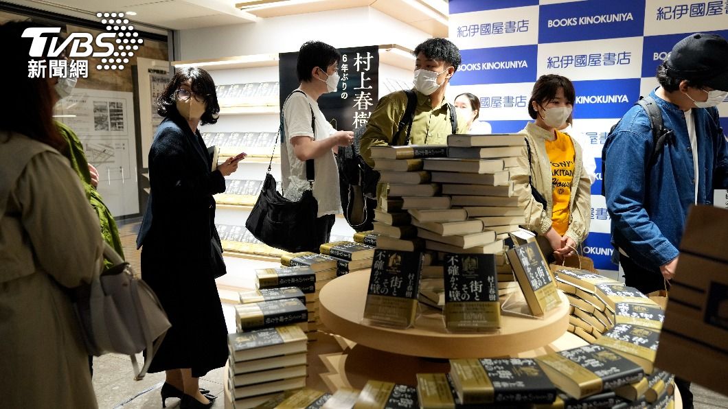 等了6年!村上春樹新長篇小說上市 鐵粉熬夜排隊搶買