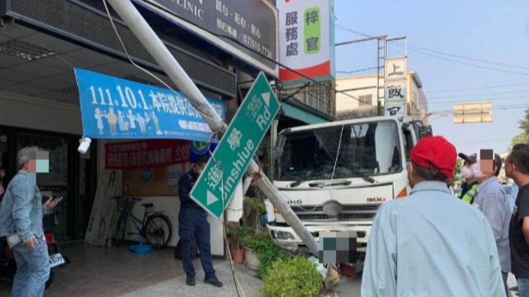 大貨車失控自撞路邊 燈桿被「連根拔起」機車也遭殃
