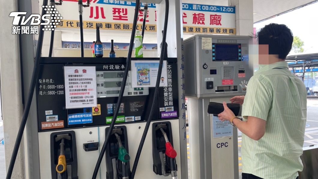 警方陪同男車主到加油站買汽油。(圖/警方提供)