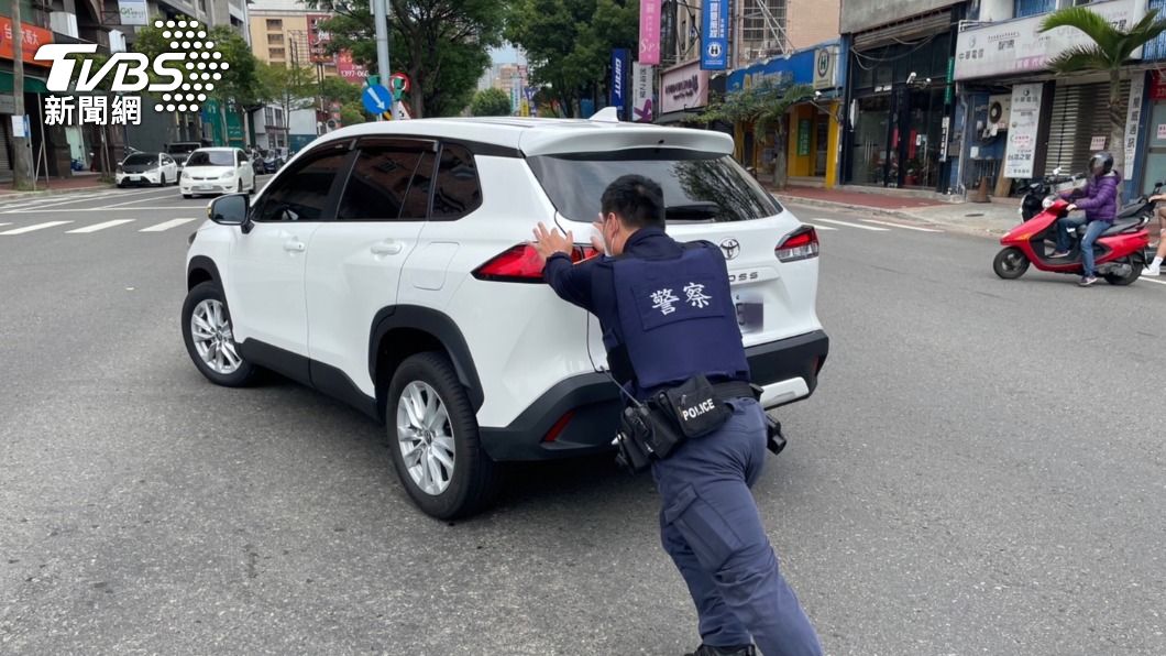 員警一起幫車主將熄火的車推至路邊,避免造成交通危險。(圖/警方提供)