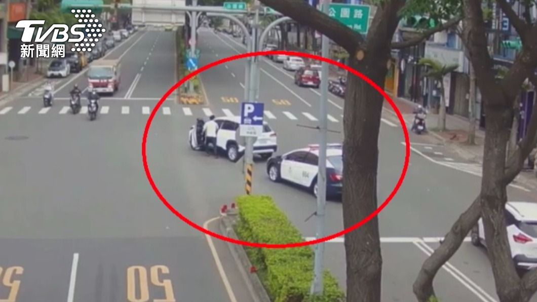 有夠糗!牽新車不知道要加油 男路中央拋錨還好有警幫推