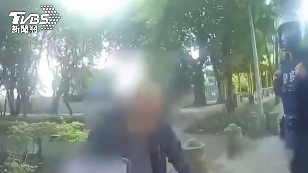 曾男謊報死去好友的資料,當場被警方識破。(圖/TVBS)
