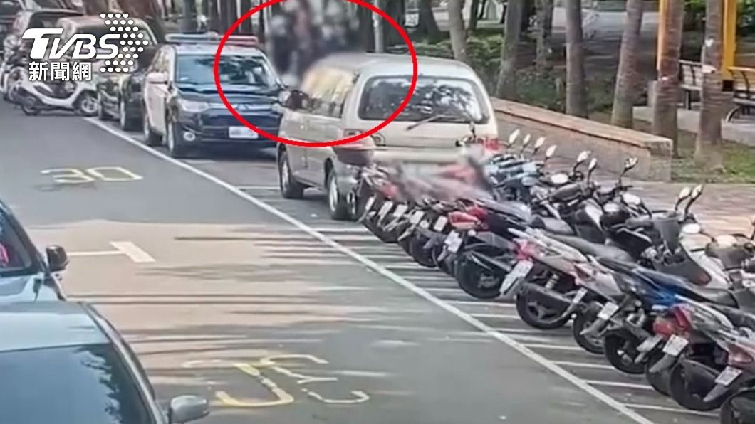警方將曾姓通緝犯帶回偵辦。(圖/TVBS)