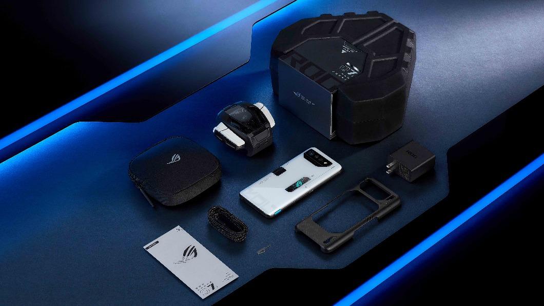 ROG Phone 7 Ultimate(彩盒內含空氣動力風扇 7)預計5月2日中午12點開放鐵粉預購。。（圖／華碩提供）