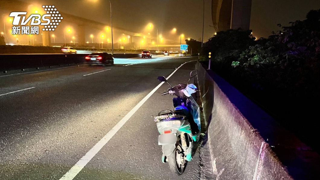 警方到場時發現電動車在路邊,老翁徒步行走。(圖/國道警方提供)