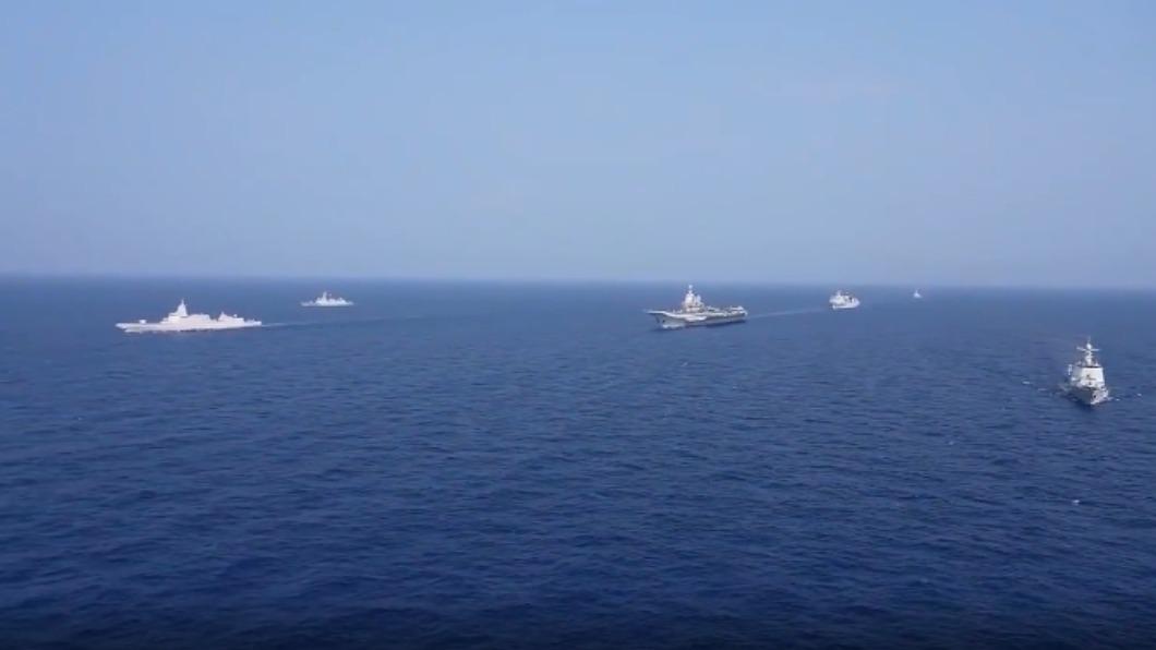 解放軍山東艦在圍台軍演期間現身台灣東部外海。(圖/翻攝自《環球網》)