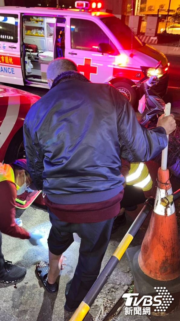 8旬老翁左腳受傷又體力不支,警方將人送醫。(圖/國道警方提供)