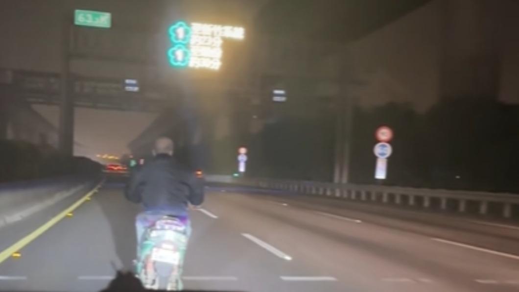 阿伯出事啦!8旬翁騎電動車誤闖國1 S型切車道超嚇人