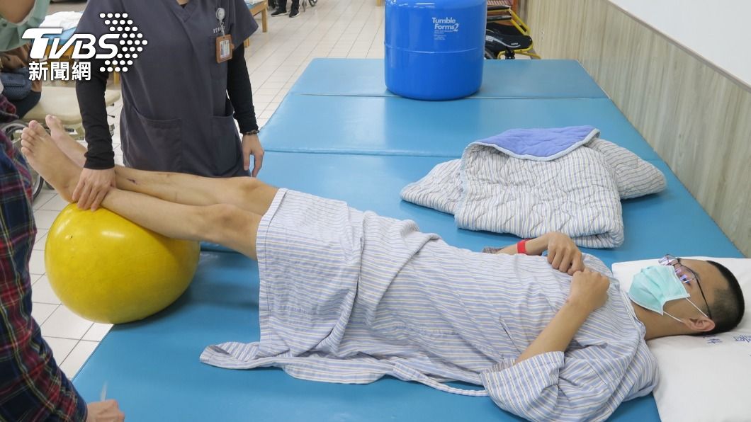 陳男目前積極復健。（圖／彰化醫院提供）