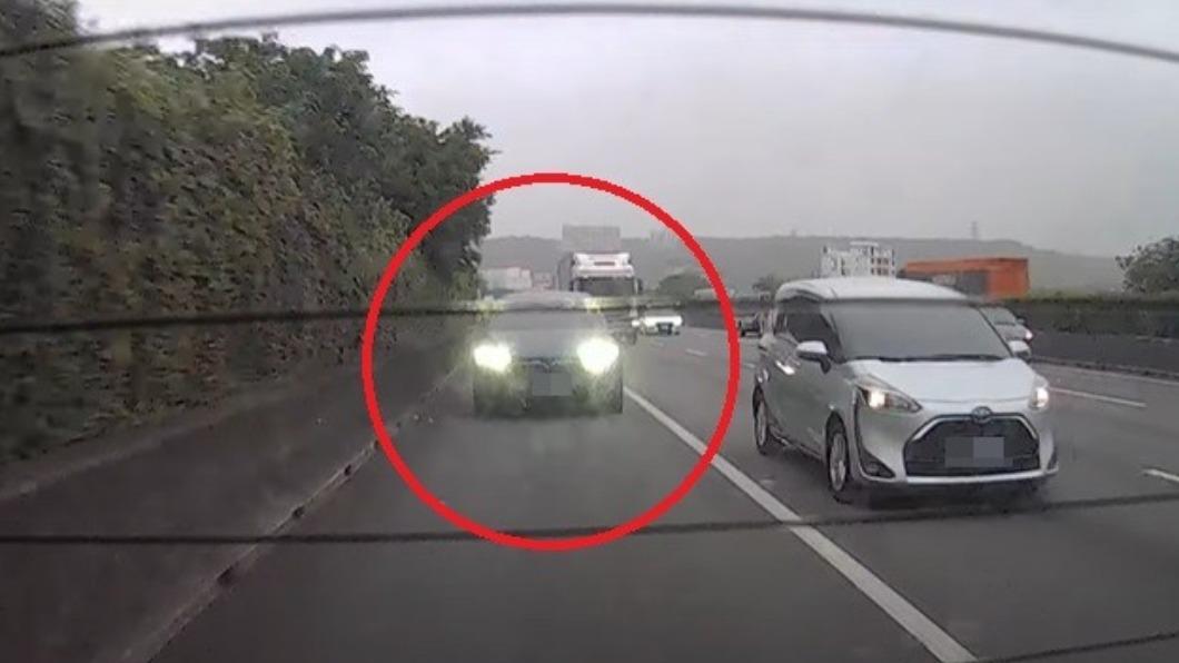 太囂張!特斯拉國道路肩加速閃大燈 還拿雷射筆狂照逼讓
