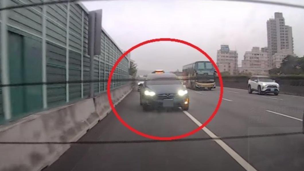 特斯拉逼讓不成又切回主線再超車回路肩。（圖／翻攝自PTT）