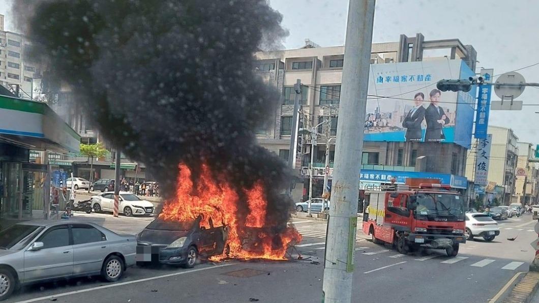 烈焰沖天!台南保時捷3車連環撞 2車燒成火球淪廢鐵