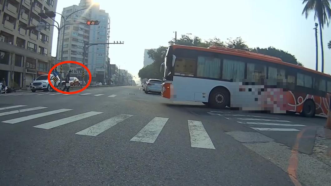 又是行人地獄?走斑馬線遭公車狂叭 男嚇傻被逼小跑步