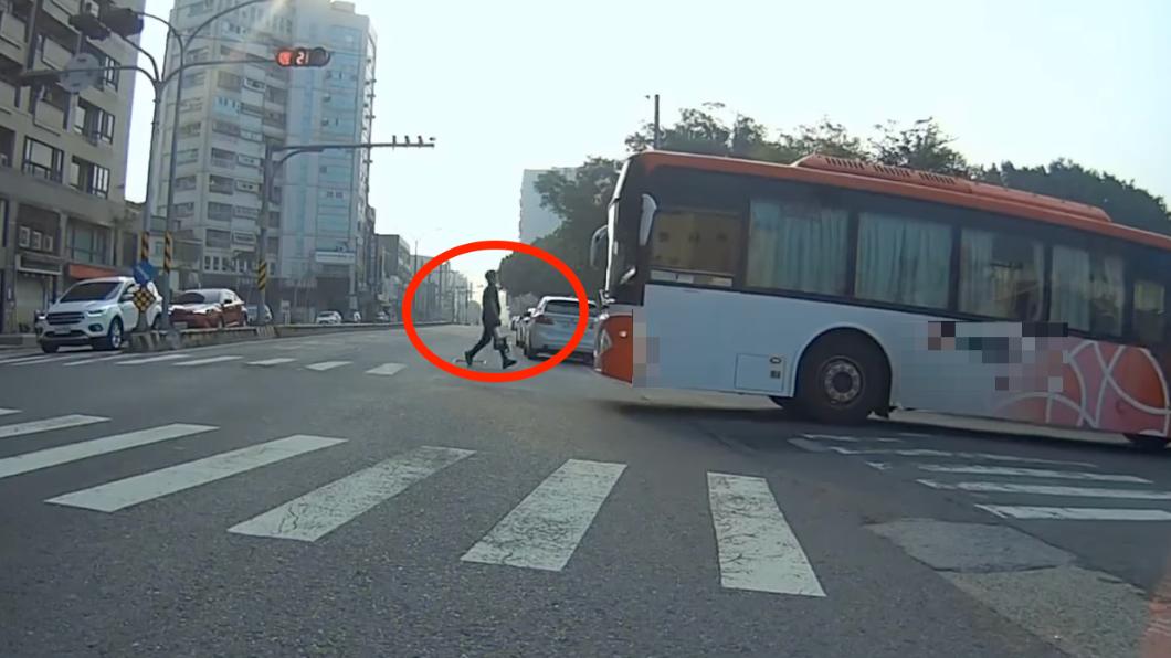 交通局表示,初步看起來公車駕駛有停下來禮讓行人。(圖/翻攝自翻轉大台南交通違規2.0粉專)