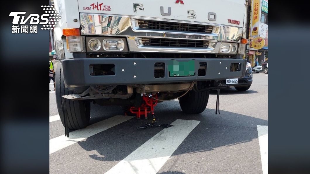 悚!高雄油罐車轉彎撞電動單車 女騎士捲車底慘遭輾斃