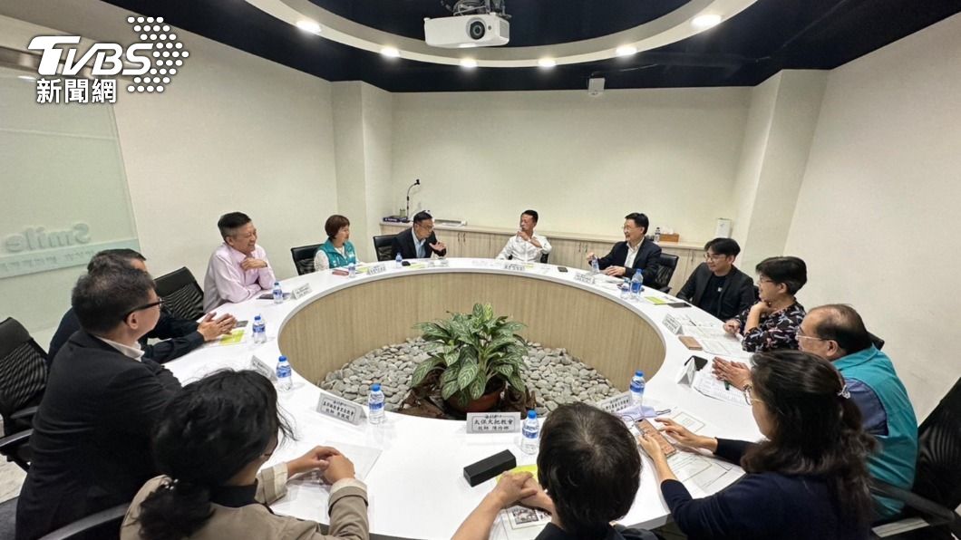 縣府、教會及基金會三方會談在溫馨氣氛中交流。(圖/嘉義縣政府提供)