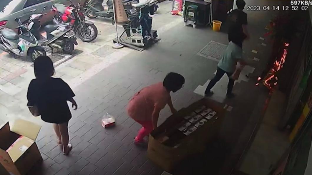 民眾發現火勢幫忙救火。(圖/民眾提供)