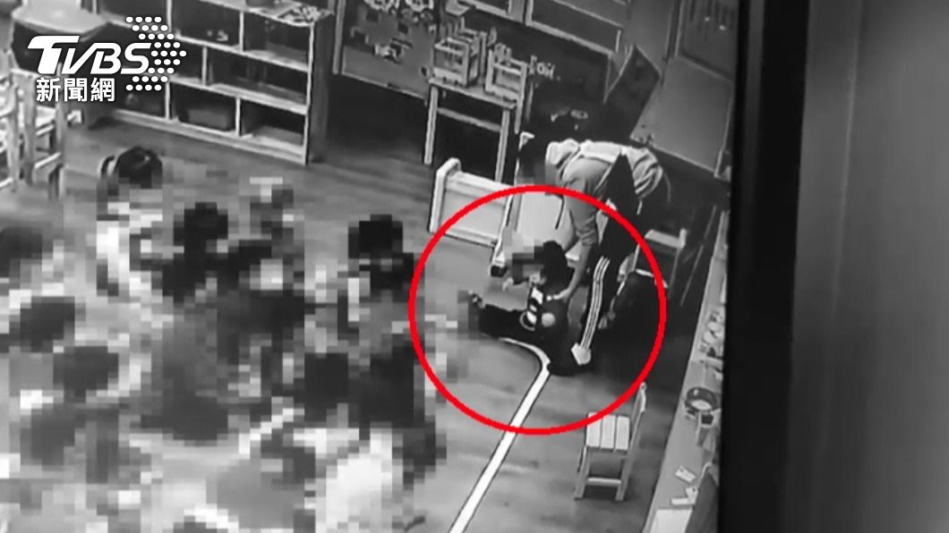 2歲童淪「人肉拖把」教保員死拖硬扯 心碎畫面曝