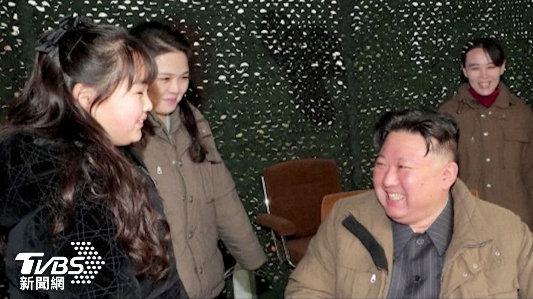 金正恩坐鎮指揮飛彈試射,李雪主和金珠愛也到場支持。(圖/達志影像路透社)