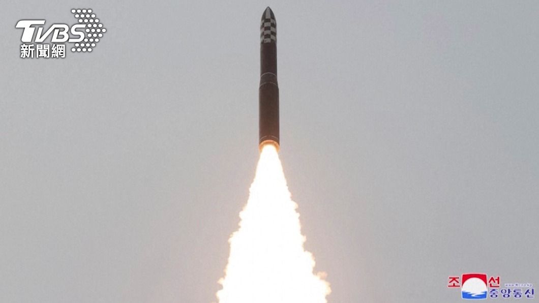 北韓官媒公開「火星-18」成功發射畫面。(圖/達志影像路透社)