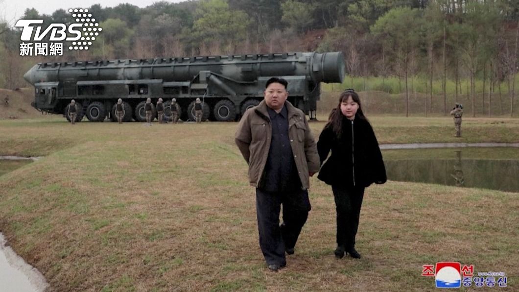 金正恩與金珠愛在飛彈前合照。(圖/達志影像路透社)