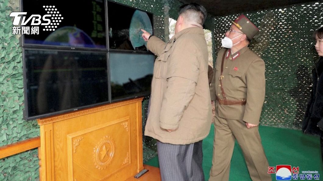 金正恩監督飛彈試射畫面。(圖/達志影像路透社)