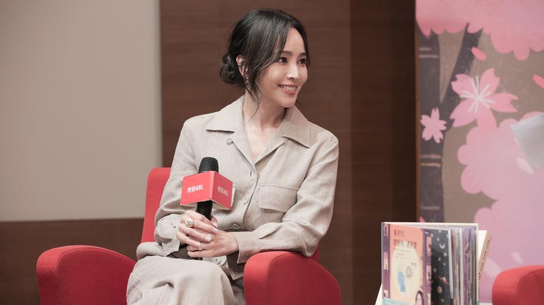 44歲的侯佩岑依舊給人從容、優雅的氣質。（圖／時報出版提供）