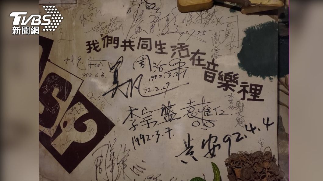 這一面歌手簽名牆,簽名位置也是當年歌壇地位,C位是李宗盛。(圖/TVBS)