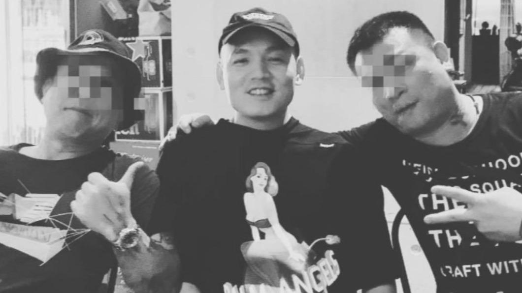 玖壹壹成員春風在演唱會前夕,突發黑白照。(圖/翻攝自@911_eo IG)