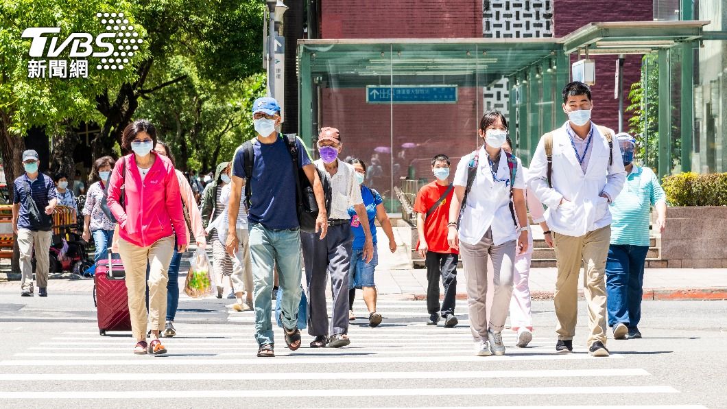 警政署和交通部原想規範斑馬線上有人就不可通過。(示意圖,非當事人/shutterstock達志影像)