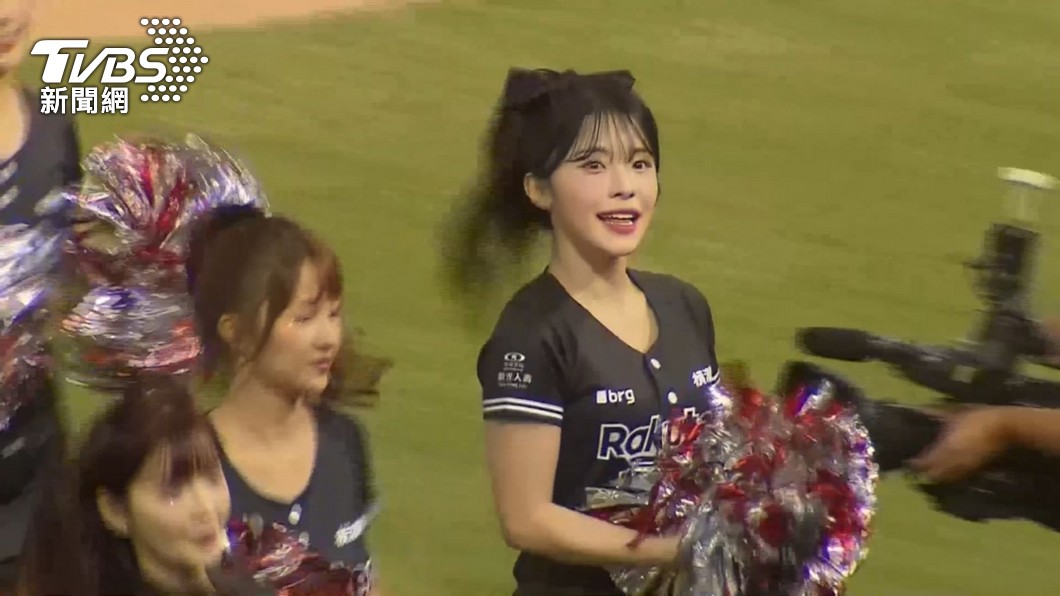 李多慧昨晚首秀吸引大票粉絲到場支持。(圖/TVBS資料照)