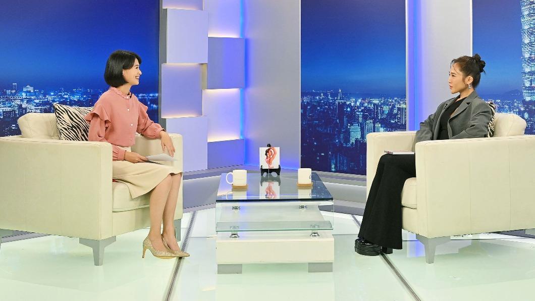 梁文音(右)在媽媽的病床前化解母女心結。(圖/台視提供)