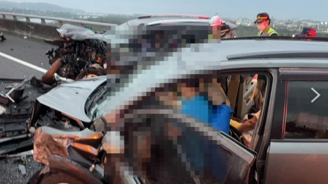 周末清晨重大車禍!國三3車追撞7人傷 一家四口困車內