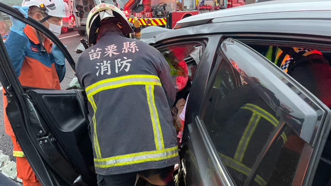 消防隊破門救人。(圖/偉哥提供)